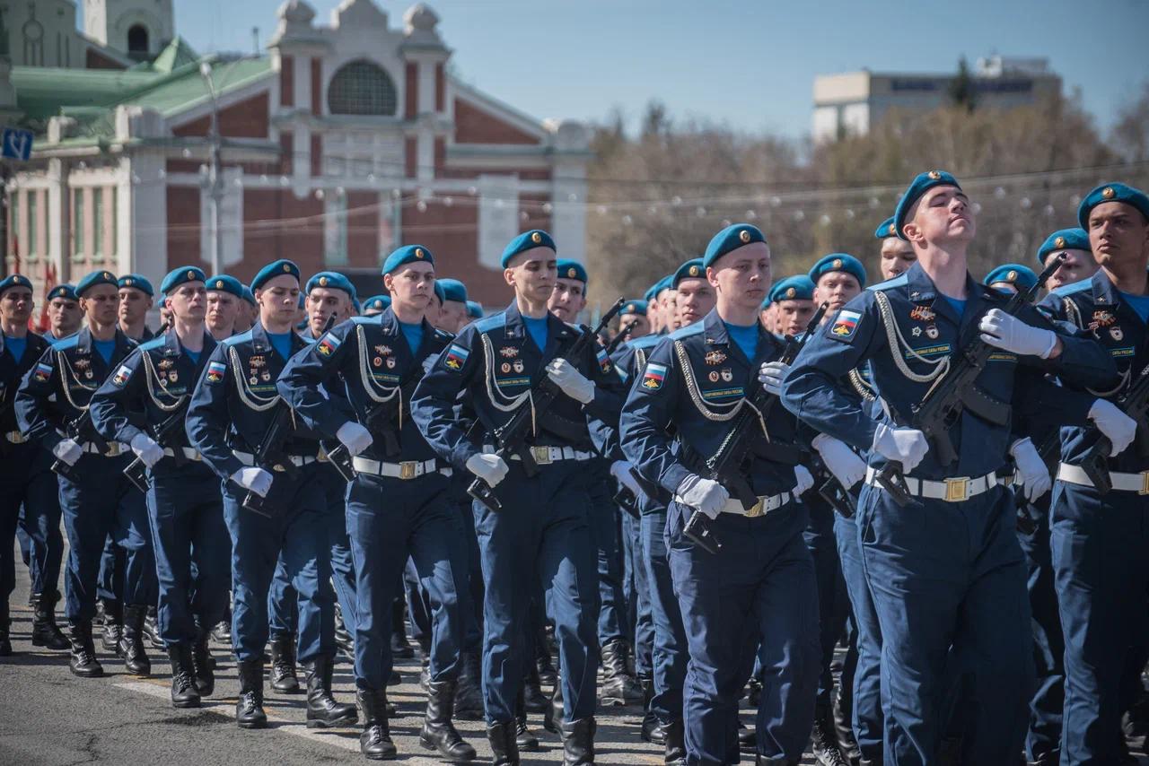 Фото В Новосибирске прошел торжественный парад в День Победы. Фоторепортаж 7
